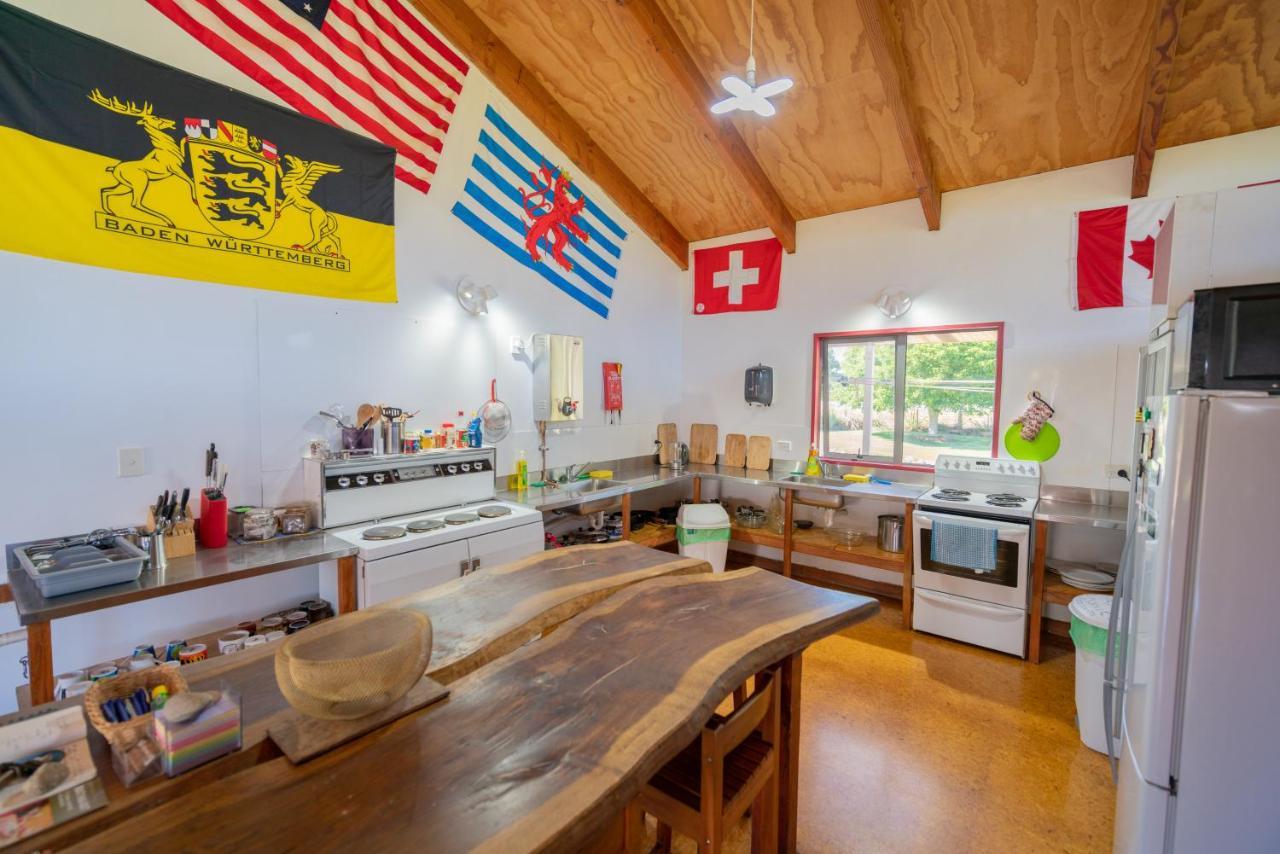 Хостел Bob & Maxines Backpackers Те-Анау Экстерьер фото